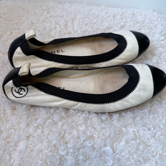 CHANEL White and Black Toe Cap and Heel Logo Ballet Flats 39 - Picture 4 of 11
